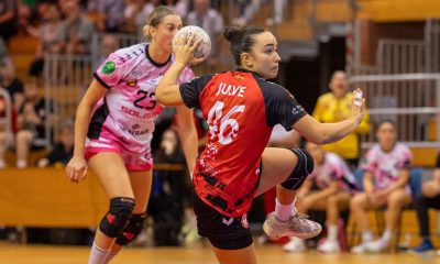 La jugadora del Balonmano Morvedre Julvé lanza a puerta ante el Bolaños. Foto: Dani Arroyo
